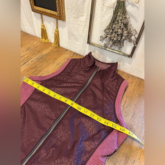 ❣️LULULEMON - Burgundy Rebel Runner Vest - Size 6 - Picture 9 of 10